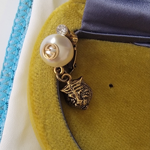 2 sets of Gucci Earinsand a Gucci belt - Picture 3 of 6